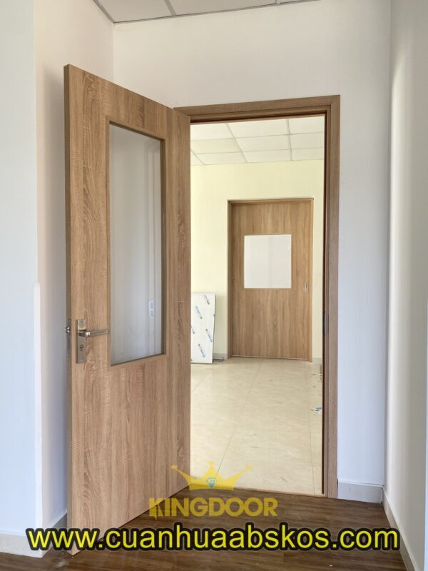 Mẫu cửa gỗ MDF có ô kính lớn cho văn phòng
