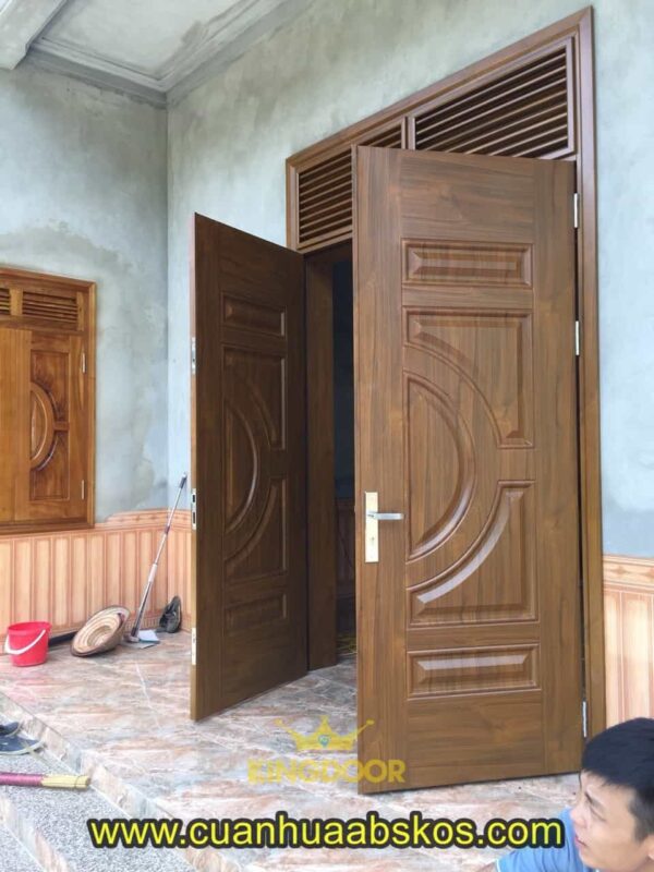 Cửa thép vân gỗ 2 cánh đều với tone màu trầm ấm.