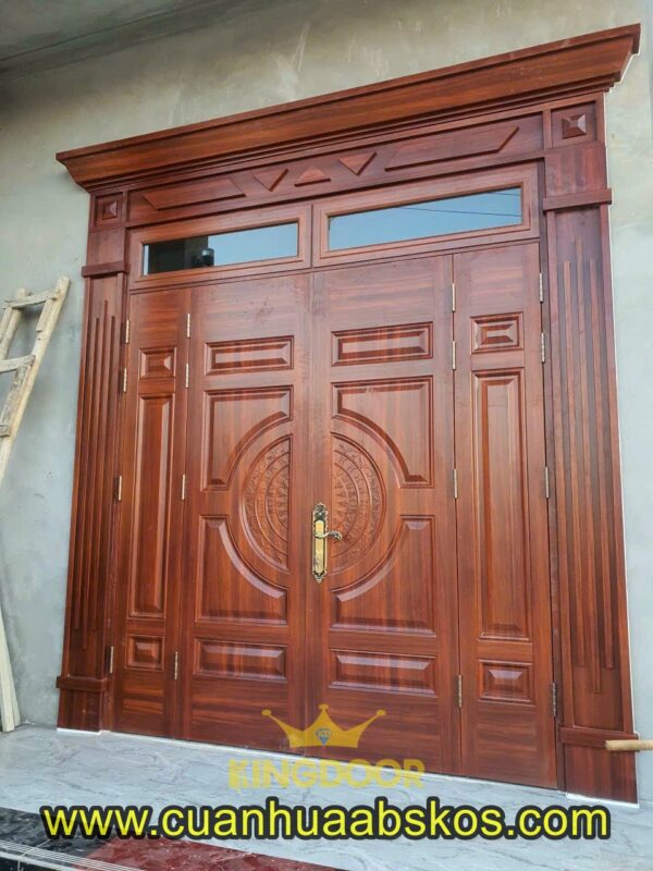 Mẫu cửa thép vân gỗ 4 cánh lệch với 2 ô thoáng kính.